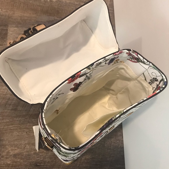 NWT BUTTERFLY & FLORAL WHITE BOX PURSE - Picture 4 of 8